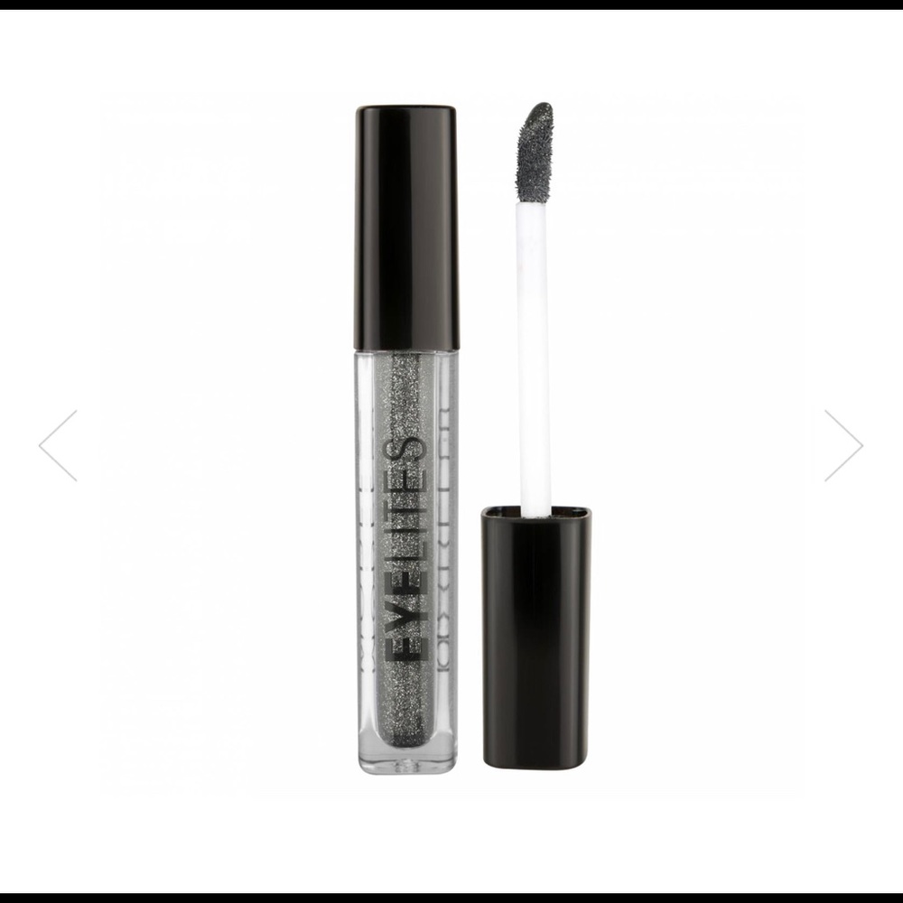 Model Co metallic eyeshadow in granite